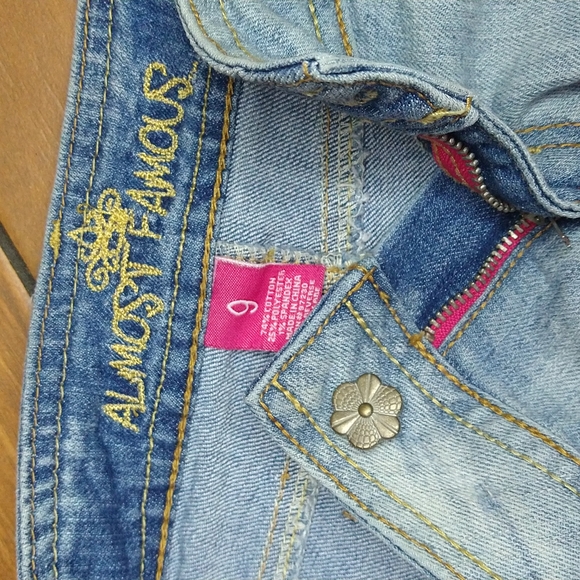 Almost Famous Junior shorts size 9 - Picture 7 of 7